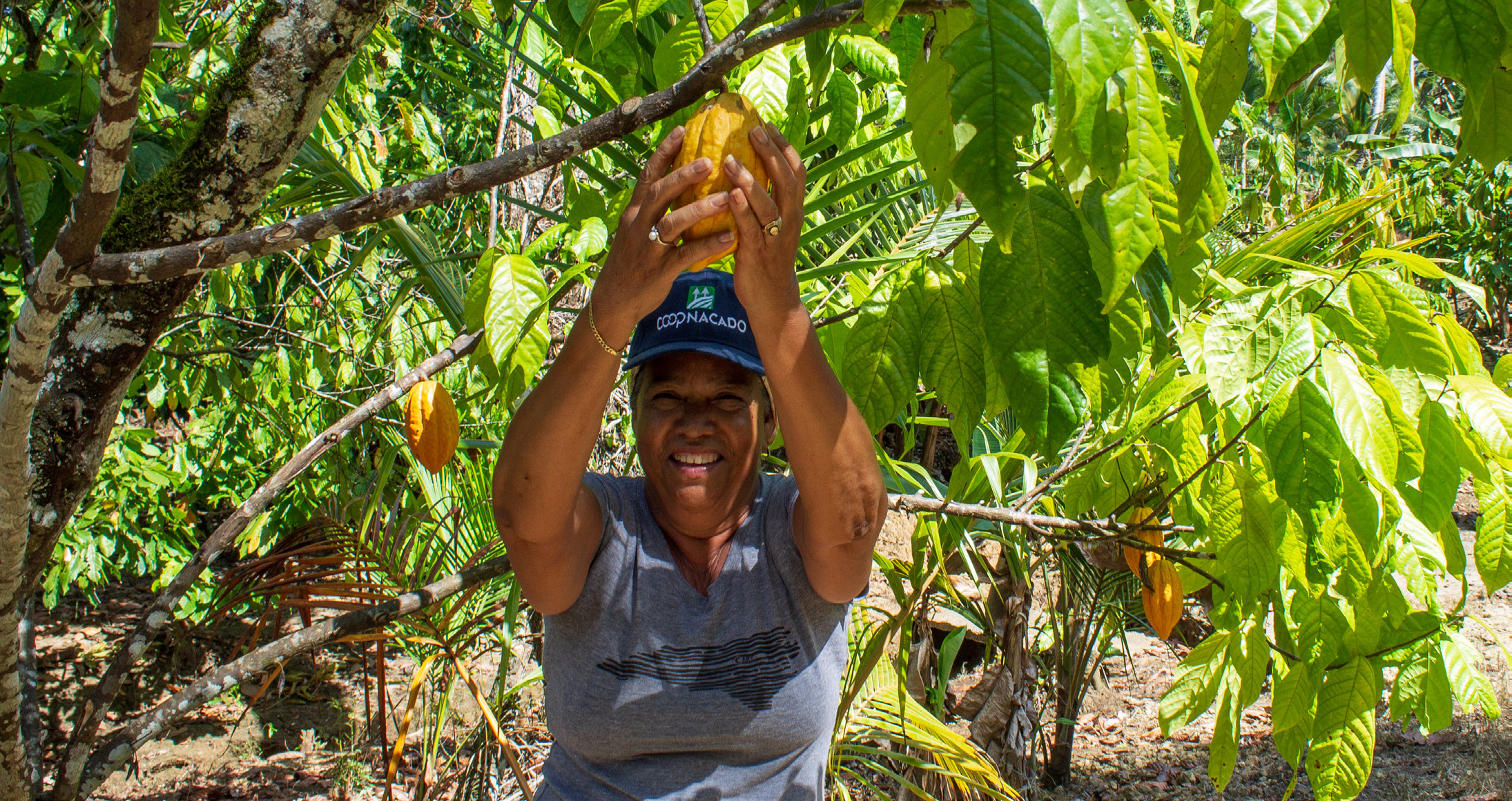 Productora de cacao sosteniendo una mazorca